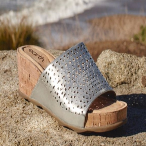 Earth Shoes - Earth Wendy Laser Cut Casual Slip-on Wedge Sandals Women SZ 9 Metallic Silver